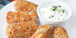 Beitragsbild des Blogbeitrags Rote Linsen Kroketten mit Quark-Knoblauch-Dip – Vegetarisches Fitness Rezept 