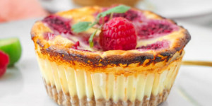 Beitragsbild des Blogbeitrags Low Carb Käsekuchen Muffins ohne Zucker – Eiweißreiches Dessert 