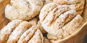 Beitragsbild des Blogbeitrags Dinkelbrötchen Rezept – Knusprige Fitness Brötchen selber backen