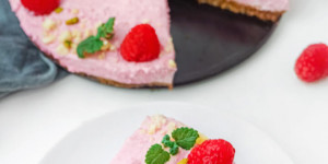 Beitragsbild des Blogbeitrags No Bake Kuchen mit Himbeeren und Quark – Zuckerfreies Kuchen-Rezept