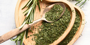 Beitragsbild des Blogbeitrags Salatkräuter auf Vorrat einfach selber machen – DIY Rezept