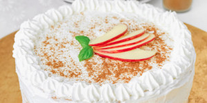Beitragsbild des Blogbeitrags Omas Apfel Zimt Torte – Rezept ohne Zucker