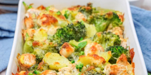 Beitragsbild des Blogbeitrags Lachs Auflauf mit Kartoffeln und Brokkoli – Gesundes Fisch Rezept