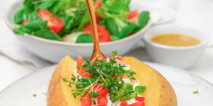 Beitragsbild des Blogbeitrags Ofenkartoffel mit Quark Dip – Der leckere Klassiker zum Abnehmen