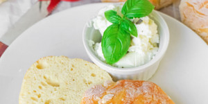 Beitragsbild des Blogbeitrags Skyr Brötchen – Eiweißreiche und gesunde Brötchen selber machen