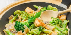 Beitragsbild des Blogbeitrags Low Carb Hähnchenpfanne mit Gemüse – Leckeres Pfannengericht