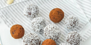 Beitragsbild des Blogbeitrags Low Carb Brownie Kugeln – Gesunde Süßigkeit ohne Zucker