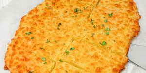 Beitragsbild des Blogbeitrags Low Carb Knoblauchbrot Rezept – Selbstgebackenes Keto Käse-Knoblauch-Brot