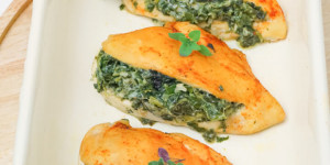 Beitragsbild des Blogbeitrags Gefüllte Hähnchenbrust mit Frischkäse und Spinat – Gesundes und leckeres Ofen Rezept