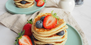 Beitragsbild des Blogbeitrags Buttermilch Pfannkuchen Rezept – Einfach, kalorienarm und lecker
