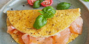 Beitragsbild des Blogbeitrags Omelett mit Lachs und Frischkäse – Gesundes Frühstück ohne Kohlenhydrate 