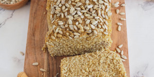 Beitragsbild des Blogbeitrags Glutenfreies Brot ohne Hefe backen – Rezept für fluffiges Quinoa-Brot 
