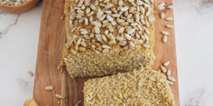 Beitragsbild des Blogbeitrags Glutenfreies Brot ohne Hefe backen – Rezept für fluffiges Quinoa-Brot