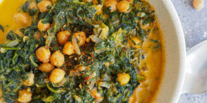 Beitragsbild des Blogbeitrags Kichererbsen Eintopf mit Spinat und Kokosmilch – Veganes, indisches Rezept