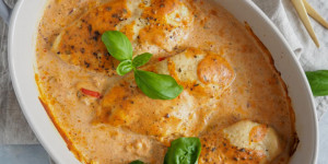 Beitragsbild des Blogbeitrags Hähnchenbrust mit Frischkäse im Backofen zubereiten: Traumhaftes Low Carb Rezept für Ofen Hähnchen