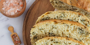 Beitragsbild des Blogbeitrags Bärlauchbrot Rezept mit Dinkelmehl – Veganes Brot mit frischer Hefe selber backen 