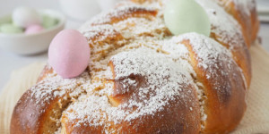 Beitragsbild des Blogbeitrags Gesunder Dinkel Hefezopf (Striezel) – Leckeres Osterzopf Rezept ohne Zucker