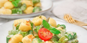 Beitragsbild des Blogbeitrags Gnocchi mit grünem Spargel – Gesundes Rezept für ein traumhaftes Pfannen-Gericht 