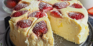 Beitragsbild des Blogbeitrags Cremiger Low Carb Käsekuchen mit Puddingpulver und Erdbeeren – Cheesecake Rezept ohne Zucker