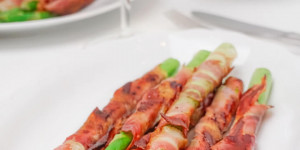 Beitragsbild des Blogbeitrags Spargel im Schinkenmantel – Würziger Low Carb Snack oder Beilage