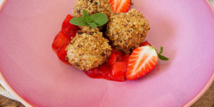 Beitragsbild des Blogbeitrags Gesundes Topfenknödel Rezept – Traumhafte Quarkknödel mit Erdbeeren selber machen 