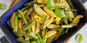 Beitragsbild des Blogbeitrags Grüner Spargel aus dem Ofen mit Parmesan Kartoffeln – Leckeres Spargel-Rezept für den Backofen