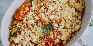 Beitragsbild des Blogbeitrags Vegetarischer Süßkartoffel Auflauf mit Feta und Gemüse – Gesundes Zucchini Rezept