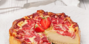 Beitragsbild des Blogbeitrags Cheesecake mit Erdbeeren – Käsekuchen Rezept ohne Zucker