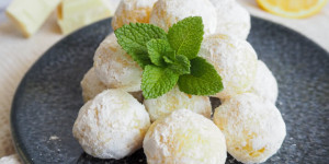 Beitragsbild des Blogbeitrags Zitronen Pralinen Rezept ohne Zucker – Erfrischend-fruchtige Süßigkeit selber machen
