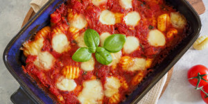 Beitragsbild des Blogbeitrags Vegetarischer Gnocchi Auflauf mit Tomate und Mozzarella – Leckeres Fitness Rezept 
