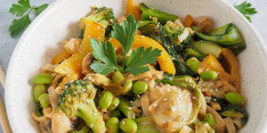 Beitragsbild des Blogbeitrags Asia Nudel Bowl mit Erdnusssauce und Gemüse – Veganes Rezept