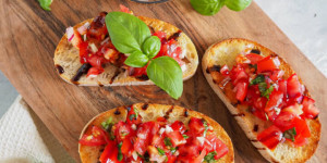 Beitragsbild des Blogbeitrags Bruschetta selber machen – Original Rezept für die italienische Vorspeise mit Tomaten 