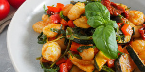 Beitragsbild des Blogbeitrags Gnocchi Salat mit Mozzarella, Rucola und getrockneten Tomaten – Traumhaftes Rezept 