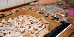 Beitragsbild des Blogbeitrags Hundekekse selbst backen – Weihnachtsgeschenk für Hundebesitzer
