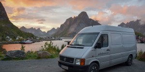 Beitragsbild des Blogbeitrags Eine Woche auf den Lofoten mit Hund – Strände, Berge und Nordlichter 