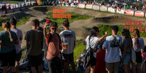 Beitragsbild des Blogbeitrags Crankworx Innsbruck 2022  – Dual Medaillen, Pumptrack, Donner und Blitze – Tag 2 