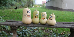 Beitragsbild des Blogbeitrags Stilblüten aus dem Leben einer hühnerhaltenden-marmeladekochenden-wäschewaschenden-zweifach-Mama!