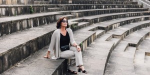 Beitragsbild des Blogbeitrags Mein Sommeroutfit mit Strickhose & eine süße Sünde: Schoko-Birnen-Tarte