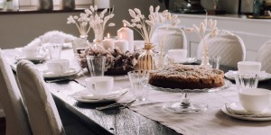 Beitragsbild des Blogbeitrags Herbstliche Tischdekoration – ein Kranz aus Trockenblumen & die beste Schokomousse-Torte