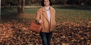 Beitragsbild des Blogbeitrags Camel und Jeans – ein lässiger Herbstlook für jeden Tag