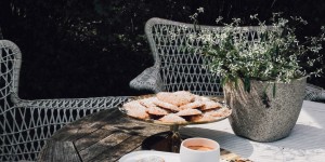 Beitragsbild des Blogbeitrags Zartes Haselnussgebäck & ein gemütliches Sommerwochenende im Garten 