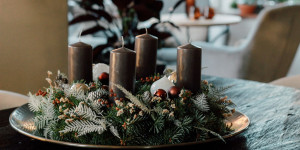 Beitragsbild des Blogbeitrags Adventskranz selber machen – so einfach geht es