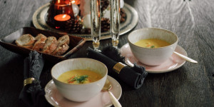 Beitragsbild des Blogbeitrags Mein Look für die Festtage & Rezept für eine feine Fischsuppe mit Safran und Estragon 