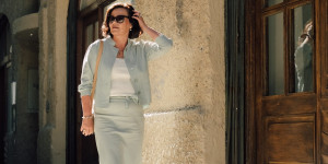 Beitragsbild des Blogbeitrags Frühlingslook in Pastellgrün: Rock und Bluse oder doch ein Kleid?