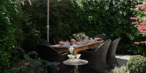 Beitragsbild des Blogbeitrags Ein stilvoll gedeckter Tisch im Grünen – Inspirationen und Rezepte