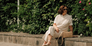 Beitragsbild des Blogbeitrags Entspannter Citylook – monochrom gestylt in hellen Naturfarben