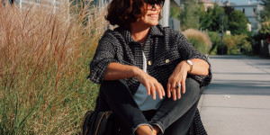Beitragsbild des Blogbeitrags Übergangslook mit Jeans, Loafers und einem lässigen Bouclé-Overshirt