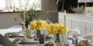 Beitragsbild des Blogbeitrags Natürliche Eleganz für die Ostertafel: edle Tischwäsche und sonnige Blumenakzente 