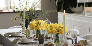 Beitragsbild des Blogbeitrags Natürliche Eleganz für die Ostertafel: edle Tischwäsche und sonnige Blumenakzente