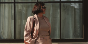 Beitragsbild des Blogbeitrags Pastell trifft Power – ein klassischer Hosenanzug – 5 Frühlingslooks